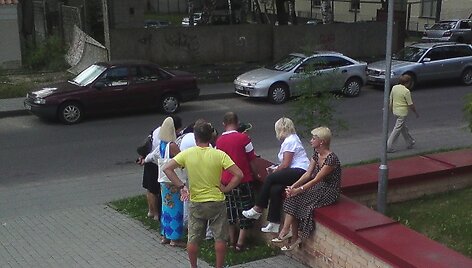 Teisėja N.Venckienė (de&scaron;inėje) etikos sargų verdikto laukė su D.Kedžio sekėjai sėdėdama ant tvorelės prie Nacionalinės teismų administracijos rūmų.