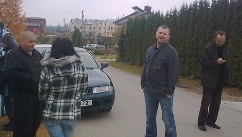 Būrelis D.Kedžio sekėjų žinių i&scaron; Panevėžio teismo trečiadienį laukė Garliavoje, Klonio gatvėje.