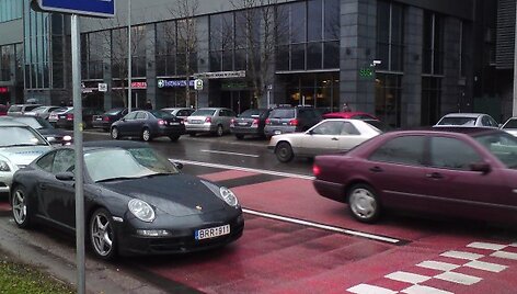 Pažeidėjo 2006 metų laidos kupė &bdquo;Porsche 911 Carrera 4S&ldquo;. 