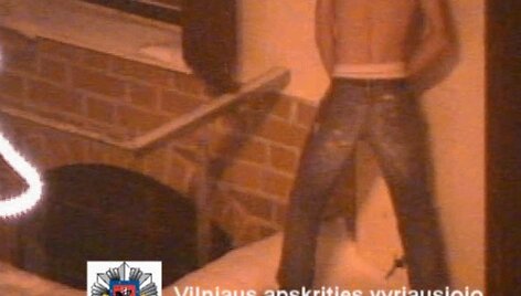Vaikinas vos spėjo nusilengvinti: už nugaros jau artėja policininkas.