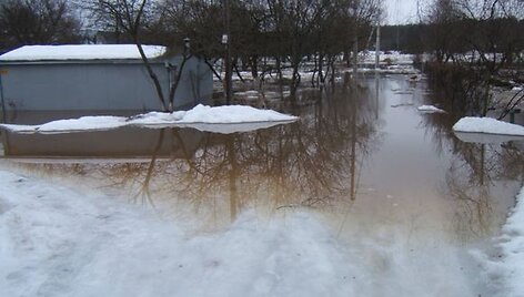 Prie&scaron;gaisrinės apsaugos ir gelbėjimo departamento (PAGD) specialistai apžvelgia antradienio padėtį apsemtose sodų bendrijose Kauno bei Jonavos rajonuose.