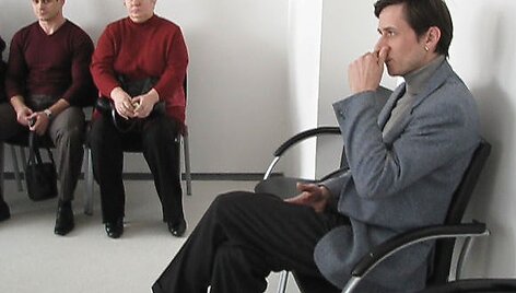 Liudytojas A.Ponedelskis (kairėje) pastebėjo, kad sėdęs į kaltinamųjų suolą G.Gedminas radikaliai pakeitė įvaizdį: &bdquo;Anksčiau atrodė labiau pasitikintis savimi. Buvo užsiauginęs mažą barzdelę su ūsiukas, ir i&scaron; veido pilnesnis atrodė.&ldquo;