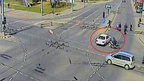 Kadras i&scaron; filmuotos medžiagos: prie&scaron; pat susidūrimą.
