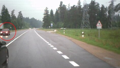 Pavojingas lenkimo manevras i&scaron;gąsdino prie&scaron;prie&scaron;ais atvažiuojančios raudonos ma&scaron;inos vairuotoją, spėjusį pasitraukti į kelkra&scaron;tį.