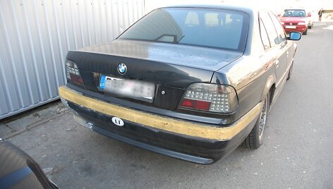 7-osios serijos BMW be ma&scaron;inos statymo jutiklių juostos buferyje.