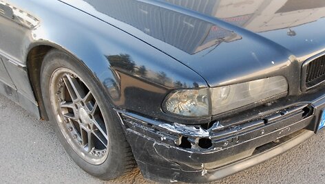7-osios serijos BMW be ma&scaron;inos statymo jutiklių juostos buferyje.