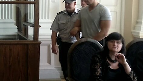 Vyro netekusi na&scaron;lė Z.Žukovska 13 metų nelaisvės bausmę S.Nakučiui (atveda konvojaus pareigūnai) laiko tinkama, tuo tarpu nuosprendį kito kaltinamojo M.Kriūno atžvilgiu yra pavadinusi nebaudžiamumo propaganda. 