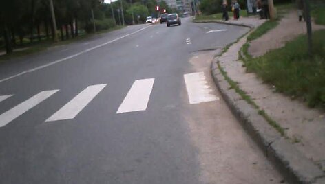 Troleibusas įžūliai lenkia dviratį