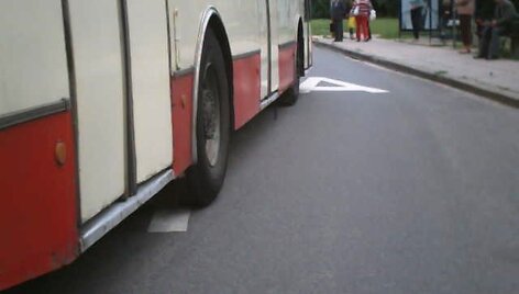 Troleibusas įžūliai lenkia dviratį