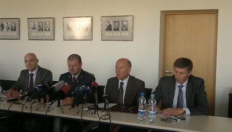 Vidaus reikalų ministras Raimundas Palaitis (antras i&scaron; de&scaron;inės) ir viceministras Mindaugas Ladiga (de&scaron;inėje) trečiadienį susitiko su Lietuvos policijos generaliniu komisaru Sauliumi Skverneliu ir laikinuoju Policijos departamento prie VRM Imuniteto valdybos vadovu Donatu Mala&scaron;kevičiumi (kairėje).