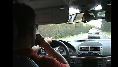 M.Ju&scaron;kauskas, kalbėdamas per garsiakalbį, persekioja ir stabdo policijos automobilį. 