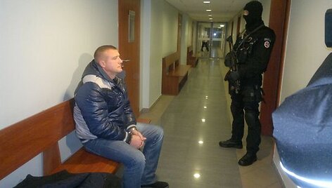 Įtariamasis ir jį saugantis &bdquo;Aro&ldquo; pareigūnas teisme