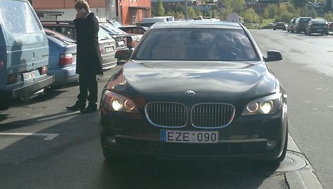 Į pirmąjį teismo posėdį atvykęs M.Jovaiša pats nevairavo savojo limuzino BMW. Milijonierius pasinaudojo vairuotojo paslaugomis.