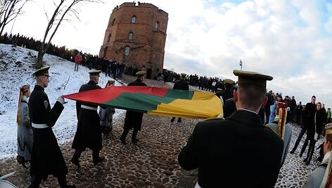 Sausio 1-ąją ant Gedimino pilies kalno tradici&scaron;kai surengta i&scaron;kilminga vėliavos pakėlimo ceremonija.