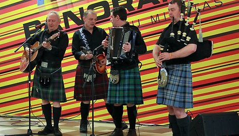 Muzikos grupės „The Midgies“ škotiškų šokių pamoka.