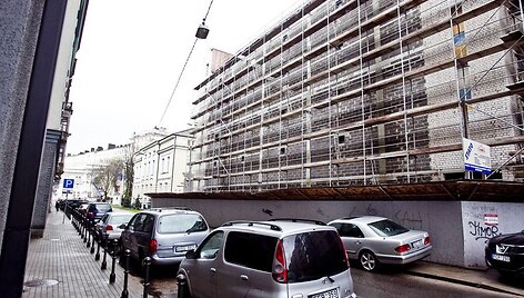 Pastatą su mažyčiais langais Senamiesčio pa&scaron;onėje statosi Lietuvos archyvų departamentas.