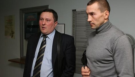 ValentinasGalubovskis (de&scaron;inėje) ir jo advokatas