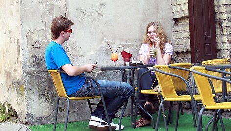 Vieni mėgavosi grynu oru, kiti  gaiviaisiais gėrimais.