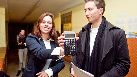 Mokiniai po brandos egzamino laikymo.