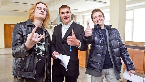 Mokiniai po brandos egzamino laikymo.