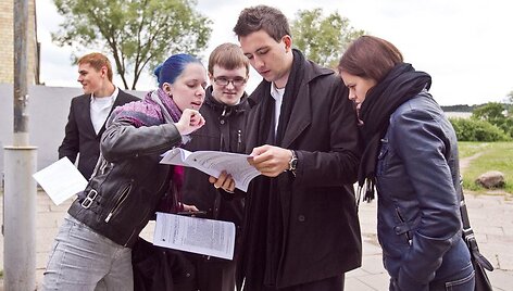 Mokiniai po brandos egzamino laikymo.