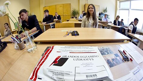 Abiturientai rinkosi laikyti matematikos valstybinio brandos egzamino.
