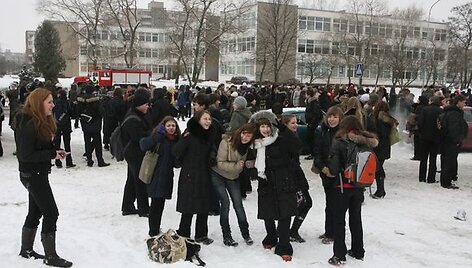 Dėl sprogimo grėsmės Vilniaus gimnazijos evakuacija