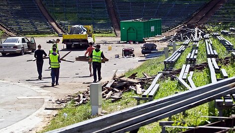 Kalnų parke darbininkai ruo&scaron;ia estradą Moksleivių dainų &scaron;ventei.