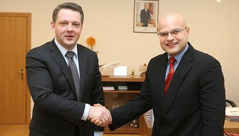 Susisiekimo ministras Eligijus Masiulis ir Tarptautinio Vilniaus oro uosto direktorius Tomas Vai&scaron;vila