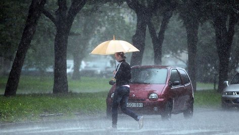 Trumpa, bet stipri vasariška liūtis Vilniuje.