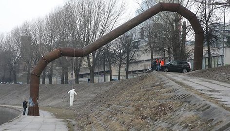 Vilniuje kažkas „patobulino“" Neries krantinėje stovinčią skulptūrą