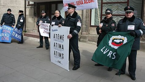 Penktadienį 12 val. į įspėjamuosius piketus prie Seimo, Vyriausybės ir Finansų ministerijos rinkosi pareigūnai.