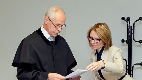 Rezonansinės bylos nagrinejimas: A.Ūso na&scaron;lė Guoda Ūsienė ir velionio kaltinamojo advokatas Adomas Liutvinskas.