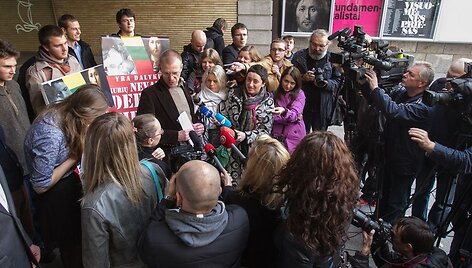 Piketas prie Nacionalinio dramos teatro.