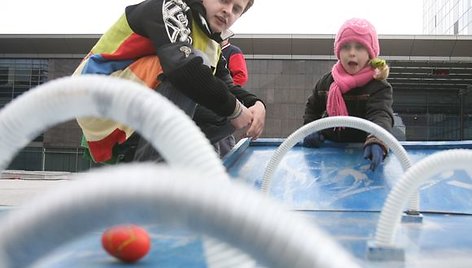 „Elfų teatro“ kasmetinis „Bim-Bil-Dono” margučių ridenimo turnyras. 