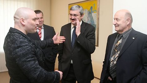 R.Vy&scaron;niauską ir M.Ežerskį apdovanojo &scaron;alies premjeras A.Kubilius