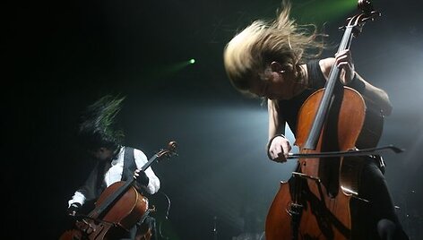 Grupė &bdquo;Apocalyptica" &scaron;ėlsta scenoje