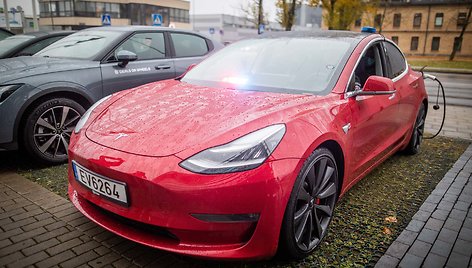 Lietuvos kelių policijos tarnybai perduotas automobilis TESLA