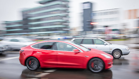 Lietuvos kelių policijos tarnybai perduotas automobilis TESLA