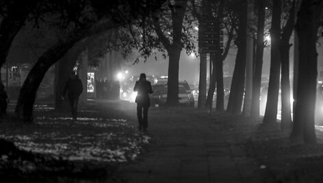 Miestas tir&scaron;to rūko jūroje