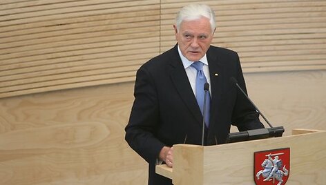 Seime skaitydamas metinį prane&scaron;imą prezidentas Valdas Adamkus negailėjo kritikos politikams