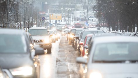 Paskutinę dieną prieš Kalėdų šventes Vilnius sustojo spūstyse.