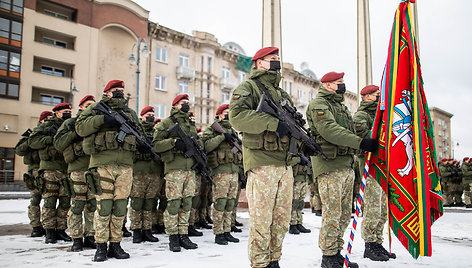 Iškilminga karių rikiuotė, skirta Krašto apsaugos savanorių pajėgų 31-osioms įkūrimo metinėms