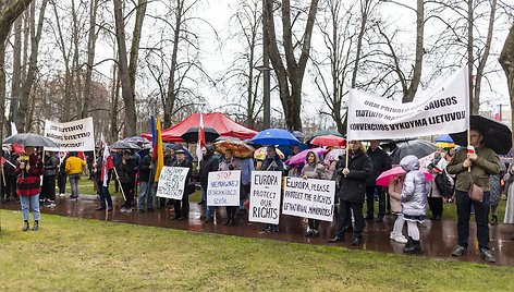 Mitingas „Apginti tautinių mažumų mokyklas Trakų rajone“