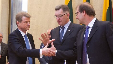 Socialdemokratai, &bdquo;darbiečiai&ldquo; ir &bdquo;tvarkiečiai&ldquo; pasira&scaron;ė koalicijos sutartį.