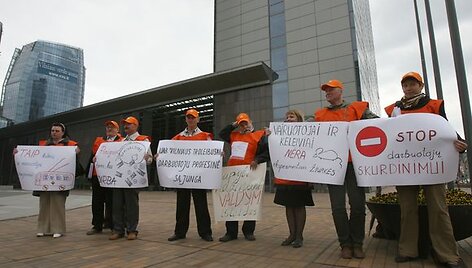 Vilniaus troleibusų" darbuotojų profesinės sąjungos atstovai tikisi, kad piketu pavyks atkreipti valdžios dėmesį į pagrindines bendrovės problemas.