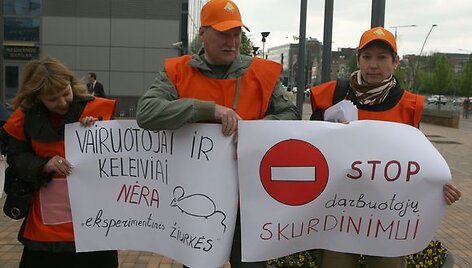 Vilniaus troleibusų" darbuotojų profesinės sąjungos atstovai tikisi, kad piketu pavyks atkreipti valdžios dėmesį į pagrindines bendrovės problemas.