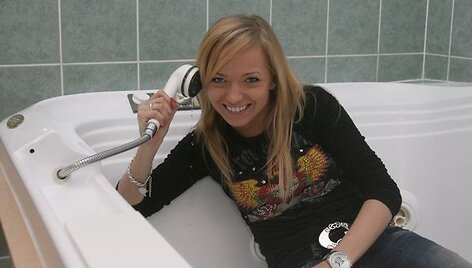 Grupės &bdquo;&Scaron;okoledas" narė Justė Mozolytė 
