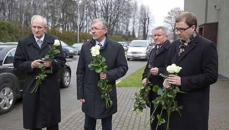 Su J.Veselka atsisveikina bendražygiai.