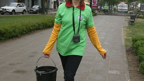 Vokiečių gatvės pėsčiųjų alėjoje &scaron;e&scaron;tadienį sužydo alyvų krūmai.